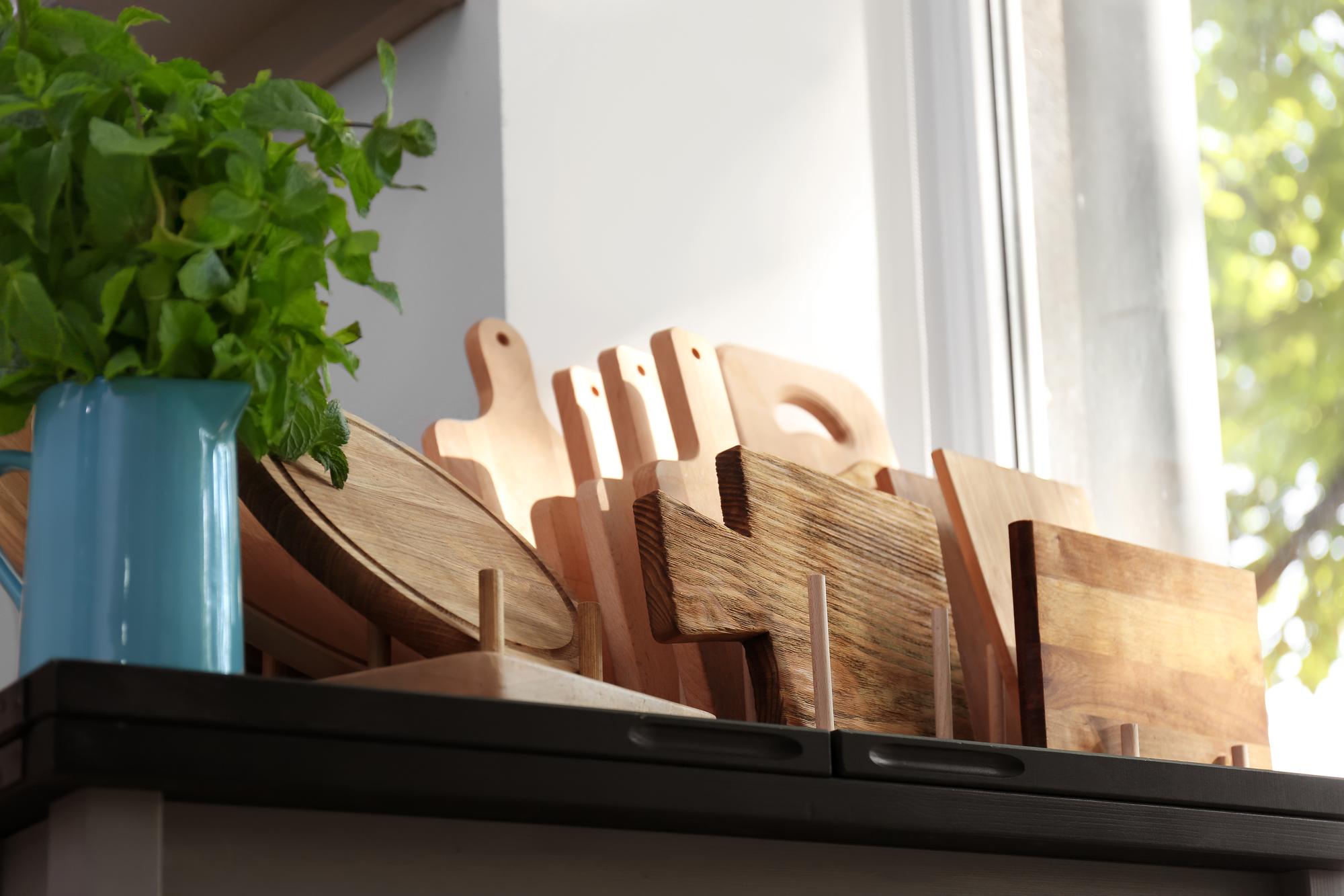 Angolo cucina moderno con utensili ordinati