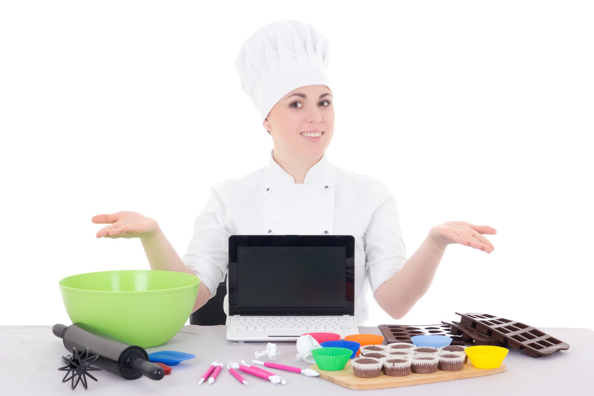 Chef che mostra una preparazione su un tavolo bianco